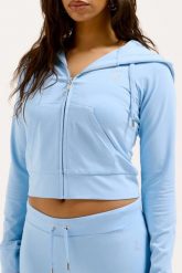 JUICY COUTURE Błękitna bluza damska Single Jersey Ola Hoodie. Niebieskie bluzy Juicy Couture, s, bez wzorów, z jersey, bez ramiączek, bez kaptura. W wyprzedaży za 276.99 zł.