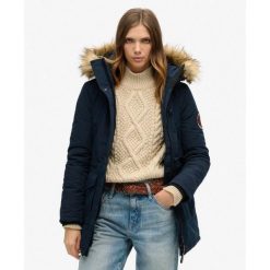 Parka z kapturem z futerka sztucznego Everest. Niebieskie płaszcze Superdry, bez wzorów, eleganckie, z kapturem. W wyprzedaży za 545.95 zł.