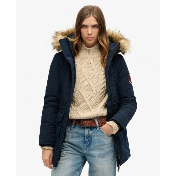 Parka z kapturem z futerka sztucznego Everest. Niebieskie płaszcze Superdry, bez wzorów, eleganckie, z kapturem. W wyprzedaży za 545.95 zł.