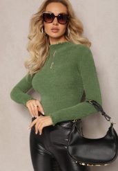 Zielony Futerkowy Sweter z Wełny z Półgolfem i Ozdobnymi Guzikami Zekluna. Zielone swetry Renee, bez wzorów, z wełny, bez ramiączek. Za 34.99 zł.