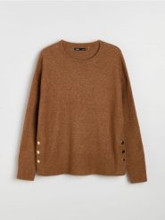 Sweter chunky z rozcięciem i ozdobnymi guzikami - brązowy. Brązowe swetry Sinsay, l, bez wzorów, bez ramiączek. Za 59.99 zł.