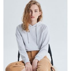 Gładka bluza z kapturem - Jasny szary. Bluzy marki Cropp. W wyprzedaży za 39.99 zł.