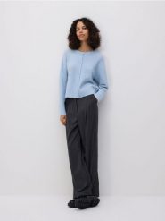 Kardigan z obniżoną linią ramion - jasnoniebieski. Niebieskie swetry Reserved, l, bez wzorów, z dzianiny, bez ramiączek. Za 129.99 zł.