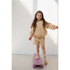 MINI spodenki dresowe z kieszonkami w kolorze BISCUIT BEIGE - BERNES. Brązowe szorty sportowe Marsala, bez wzorów, z bawełny. Za 129.90 zł.