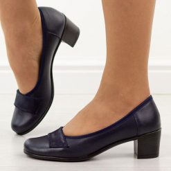 Granatowe skórzane Polskie czółenka damskie na obcasie Gregors 1048. Niebieskie czółenka GREGORS, z aplikacjami, ze skóry, eleganckie, z okrągłym noskiem, bez obcasa, na obcasie, bez zapięcia. Za 349.00 zł.