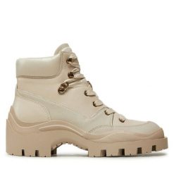 Botki Guess. Brązowe botki Guess, z aplikacjami, bez obcasa, na płaskiej podeszwie, bez zapięcia. Za 359.99 zł.