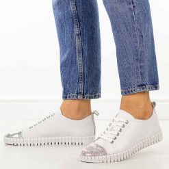 Białe skórzane półbuty damskie Potocki 19434. Białe półbuty wsuwane POTOCKI, na jesień, w ażurowe wzory, z jeansu, casualowe, bez obcasa, na płaskiej podeszwie. Za 219.00 zł.