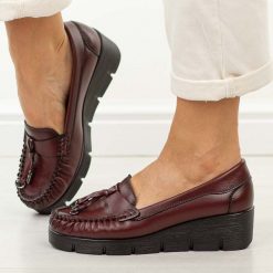 Bordowe skórzane mokasyny damskie Vinceza 39990. Czerwone mokasyny VINCEZA, bez wzorów, z jeansu, z okrągłym noskiem. Za 219.00 zł.