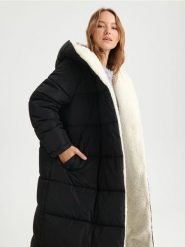 Płaszcz pikowany z kapturem - czarny. Czarne płaszcze Sinsay, l, bez wzorów, z futra, z kapturem. Za 179.99 zł.