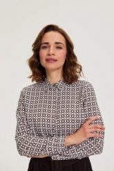 Koszula damska w geometryczny print biała. Białe koszule MOODO, s, bez wzorów, z wiskozy, bez kołnierzyka, bez ramiączek. Za 89.99 zł.