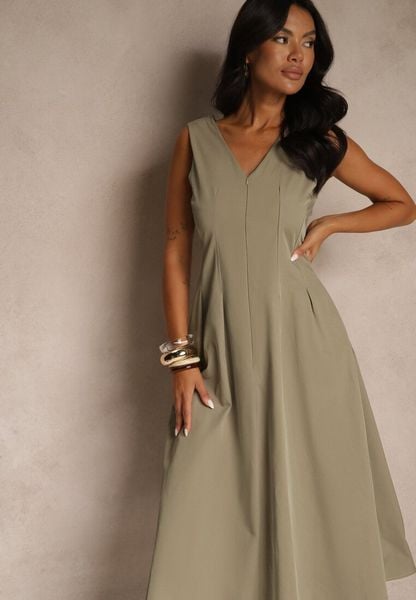 Jasnozielona Rozkloszowana Sukienka z Dekoltem w Kształcie Litery V Agilia. Zielone sukienki Renee, na spacer, l, bez wzorów, bez kołnierzyka, bez ramiączek, midi, rozkloszowane. Za 159.99 zł.