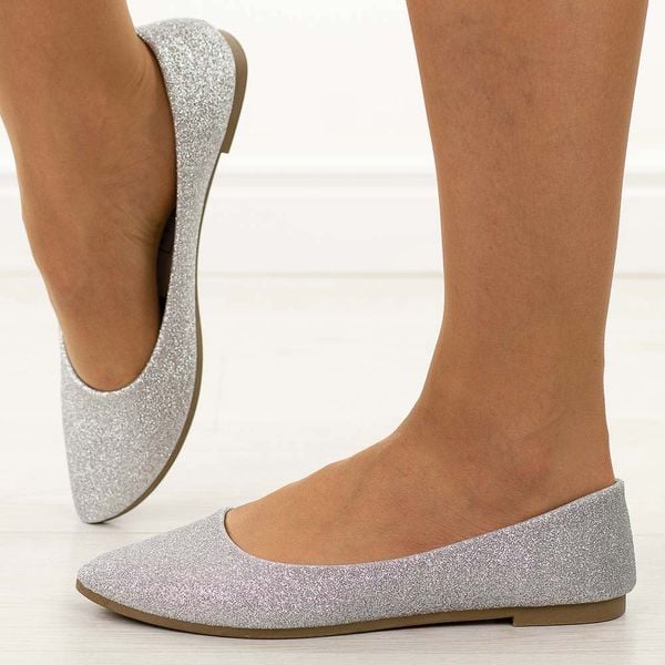Srebrne brokatowe baleriny damskie Potocki 23314. Szare baleriny POTOCKI, bez wzorów, z jeansu, eleganckie, bez obcasa, bez zapięcia. Za 79.00 zł.