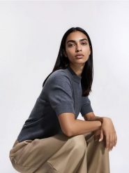 Sweter z krótkim rękawem - ciemnoszary. Szare swetry Reserved, l, bez wzorów, z dzianiny, bez ramiączek. Za 89.99 zł.
