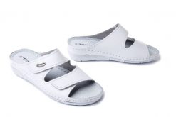 TAMARIS 1-27510-41 117 M2751041 white leather, klapki damskie. Białe klapki Tamaris, bez wzorów, ze skóry, bez obcasa, na koturnie, bez zapięcia. Za 179.90 zł.