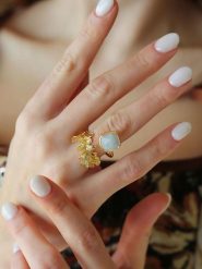 Pierres delicates Pozłacany pierścionek z kamieniem księżycowym rozmiar: onesize. Białe pierścionki Pierres delicates, z kamieniem księżycowym, pozłacane. Za 43.99 zł.