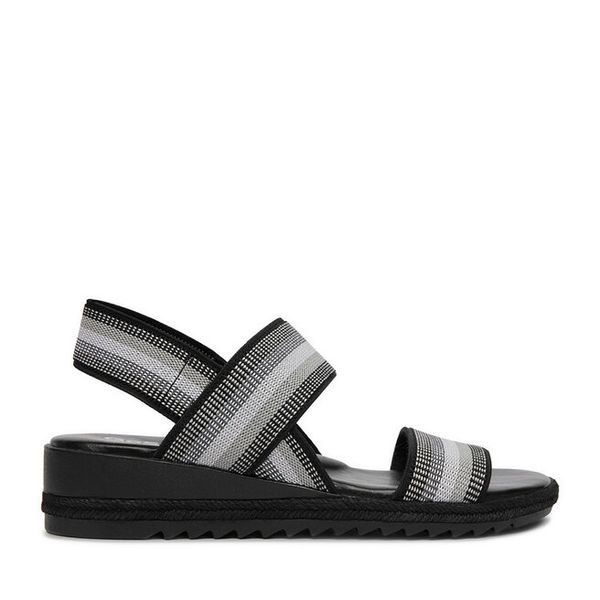 Sandały Go Soft. Czarne sandały GO SOFT, bez wzorów, bez obcasa, na płaskiej podeszwie, bez zapięcia. Za 129.99 zł.