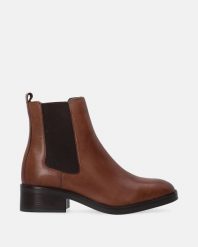 KLASYCZNE BRĄZOWE BOTKI VB22-4201 POR BR. Brązowe botki Venezia, bez wzorów, ze skóry, klasyczne, bez obcasa, bez zapięcia. Za 299.00 zł.