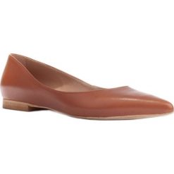 Marco Shoes Subtelne balerinki brązowe. Brązowe baleriny bez wzorów, z zamszu, klasyczne, ze szpiczastym noskiem, bez obcasa, na płaskiej podeszwie, bez zapięcia. W wyprzedaży za 359.00 zł.