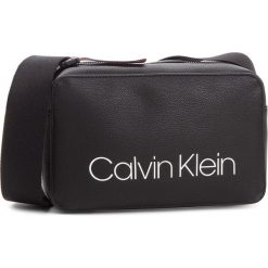 Torebka CALVIN KLEIN - Collegic Small Cross K60K604454 001. Listonoszki marki Calvin Klein. W wyprzedaży za 269.00 zł.