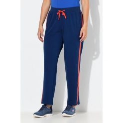 Damskie Spodnie dresowe paski po bokach sznurek ściągający proste nogawki. Niebieskie spodnie dresowe Ulla Popken, bez wzorów, z bawełny, długie. W wyprzedaży za 111.99 zł.