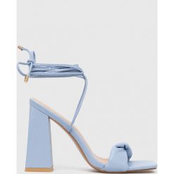 Answear Lab sandały. Niebieskie sandały Answear Lab, bez wzorów, z materiału, bez obcasa, na obcasie, bez zapięcia. Za 179.99 zł.
