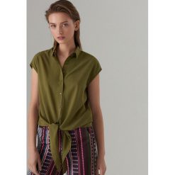 Koszula z wiązaniem - Zielony. Koszule Mohito. W wyprzedaży za 29.99 zł.