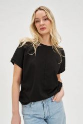 Bawełniana bluzka z krótkimi rękawami czarna. Czarne bluzki MOODO, l, bez wzorów, z bawełny, bez kołnierzyka, bez ramiączek. Za 49.99 zł.