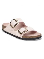 Birkenstock Skórzane klapki "Arizona" w kolorze jasnoróżowym rozmiar: 39. Różowe klapki Birkenstock, bez wzorów, z lakierowanej skóry, klasyczne, z otwartym noskiem, bez obcasa, bez zapięcia. Za 568.34 zł.