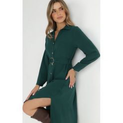 Ciemnozielona Sukienka Koszulowa z Paskiem Alik. Zielone sukienki Born2be, na imprezę, l, bez wzorów, z materiału, bez kołnierzyka, bez ramiączek, midi, koszulowe. W wyprzedaży za 110.49 zł.