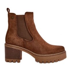Botki Damskie Ocieplane Na Słupku Eko Zamszowe Brązowe Irissinae. Brązowe botki bez wzorów, z zamszu, eleganckie, bez obcasa, na słupku, bez zapięcia. Za 207.90 zł.