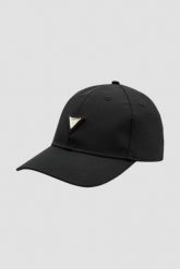 GUESS Czarna czapka z daszkiem Nomie. Czarne czapki z daszkiem Guess, z aplikacjami. W wyprzedaży za 119.99 zł.
