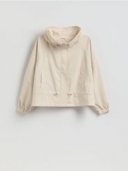 Krótka parka ze ściągaczami - kremowy. Białe płaszcze Reserved, l, bez wzorów, z tkaniny, bez kaptura. Za 159.99 zł.