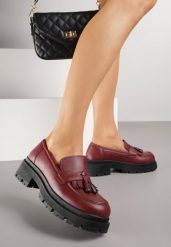 Bordowe Mokasyny na Platformie Ozdobione Frędzlami Sewrisa. Czerwone mokasyny Renee, z aplikacjami, z jeansu. Za 59.99 zł.