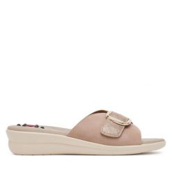 Klapki Go Soft. Czerwone klapki GO SOFT, bez wzorów, bez obcasa, bez zapięcia. Za 119.99 zł.
