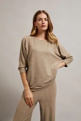 Sweter ozdobiony metaliczną nitką beżowy. Brązowe swetry MOODO, l, bez wzorów, z elastanu, bez ramiączek. W wyprzedaży za 64.99 zł.
