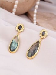 Pierres delicates Pozłacane kolczyki-wkrętki z labradorytami rozmiar: onesize. Żółte kolczyki Pierres delicates, z labradorytem, pozłacane. Za 78.47 zł.