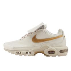 Buty do chodzenia dla dorosłych Air Max Plus Tiempo Metallic Gold. Brązowe buty treningowe Nike, bez wzorów, ze skóry, bez zapięcia, trekkingowe, nike air max. Za 945.48 zł.