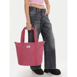 Torebka Guess Jeans. Czerwone shopper bag Guess Jeans, z aplikacjami, z jeansu, bez dodatków. Za 199.99 zł.