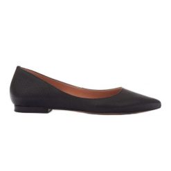 Marco Shoes Subtelne balerinki skórzane czarne. Czarne baleriny z aplikacjami, ze skóry, klasyczne, ze szpiczastym noskiem, bez obcasa, bez zapięcia. W wyprzedaży za 359.00 zł.