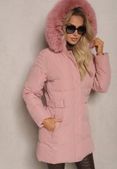 Ciemnoróżowa Pikowana Kurtka Taliowana z Odpinanym Kapturem i Futerkiem Raithia. Czerwone kurtki Renee, l, z aplikacjami, z dzianiny, eleganckie. W wyprzedaży za 157.49 zł.