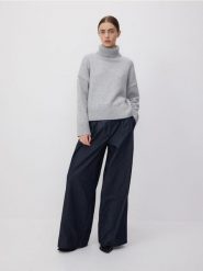 Sweter oversize - jasnoszary. Szare swetry Reserved, l, bez wzorów, z dzianiny, bez ramiączek. W wyprzedaży za 69.99 zł.