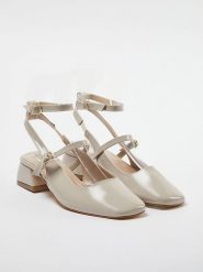 Trendyol Czółenka w kolorze kremowym rozmiar: 39. Brązowe czółenka Trendyol, bez wzorów, klasyczne, bez obcasa, bez zapięcia. Za 82.99 zł.