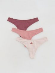 Majtki typu stringi 3 pack - brudny róż. Czerwone stringi Reserved, bez wzorów. Za 39.99 zł.