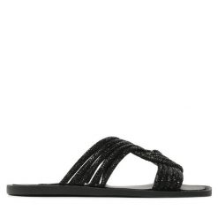 Klapki Steve Madden. Czarne klapki Steve Madden, bez wzorów, bez obcasa, bez zapięcia. Za 269.99 zł.