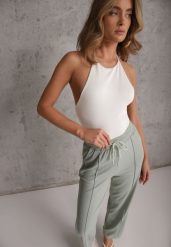 Zielone Prążkowane Spodnie High Waist z Szerokimi Nogawkami Ginorria. Zielone jeansy Renee, m, bez wzorów, z jeansu, z podwyższonym stanem, krótkie. Za 49.99 zł.