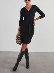 LA Angels Sukienka w kolorze czarnym rozmiar: M. Czarne sukienki LA Angels, m, bez wzorów, z tkaniny, bez kołnierzyka, bez ramiączek, midi, kopertowe. Za 188.85 zł.