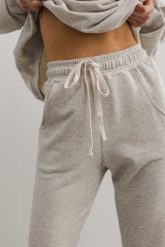 Spodnie dresowe typu jogger w kolorze SILVER MOON - DRIPS-M. Szare spodnie sportowe Marsala, bez wzorów, z bawełny. Za 259.90 zł.