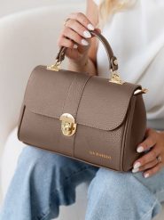 Lia Biassoni Skórzana torebka "Carsia" w kolorze beżowym - 27 x 19 x 13 cm rozmiar: onesize. Brązowe torebki klasyczne Lia Biassoni, bez wzorów, z materiału, przez ramię, bez dodatków. Za 282.99 zł.