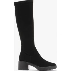 Czarne elastyczne kozaki SANDRA. Czarne kozaki Ryłko, bez wzorów, z nubiku, bez obcasa, na obcasie, bez zapięcia. Za 349.99 zł.
