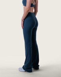 Damskie legginsy dzwony z wysokim stanem na pilates i jogę – granatowy. Niebieskie legginsy AESTHETIC WOLF, bez wzorów, z dzianiny, eleganckie, długie. Za 289.99 zł.